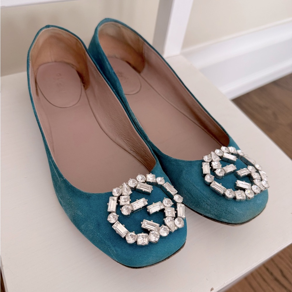 Gucci flats with crystal logo